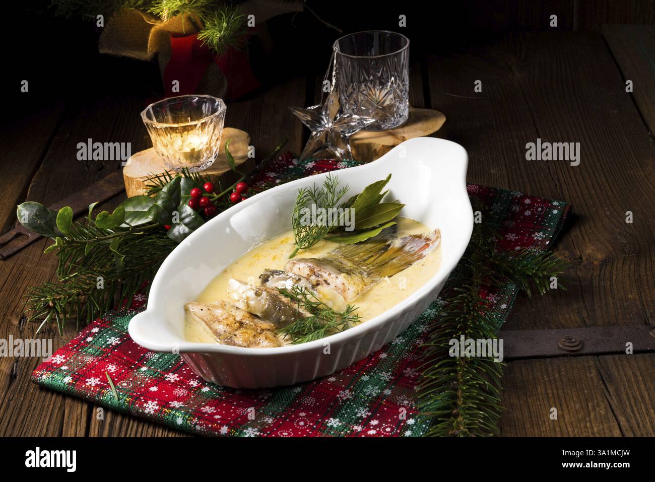 Gebratene weihnachtskarpfen in buttersosse mit dill und zitrone Foto Stock