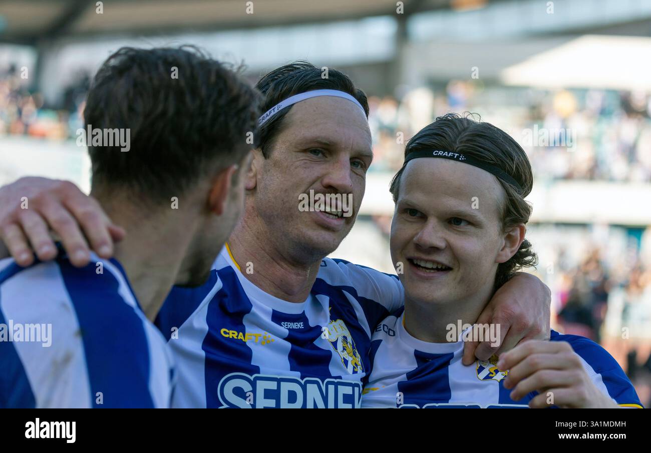 Gothenburg, Svezia. 9 marzo 2025. Giocatori dell'IFK Gothenburg, Gustav Svensson e Kolbeinn Thordarson celebrano la vittoria nei quarti di finale della Coppa di calcio svedese contro l'Hammarby IF all'Ullevi. Crediti: Per Ljung/Alamy Live News Foto Stock