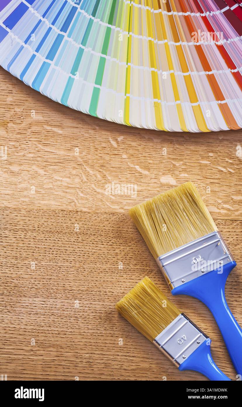Spazzole per vernice e ventola pantone su struttura in legno Foto Stock