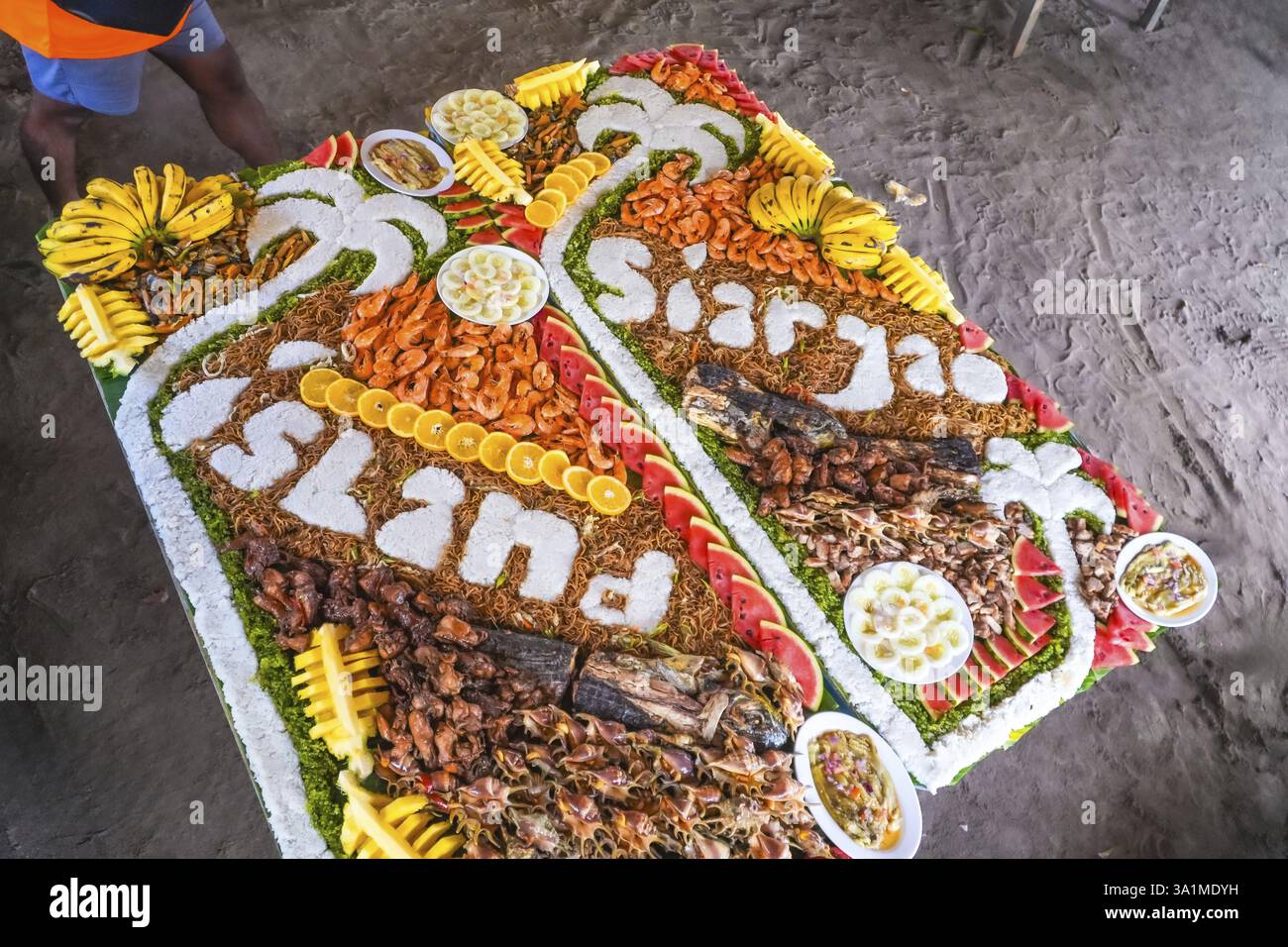 Colorato cibo tradizionale filippino organizzato su un tavolo per una festa sull'isola di guyam, parte dell'isola di siargao nelle filippine Foto Stock