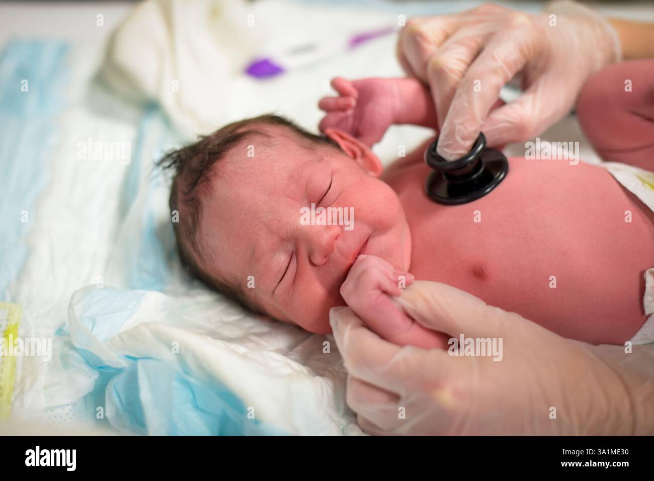 vista di un bambino il giorno della nascita in esame medico presso il reparto maternità Foto Stock