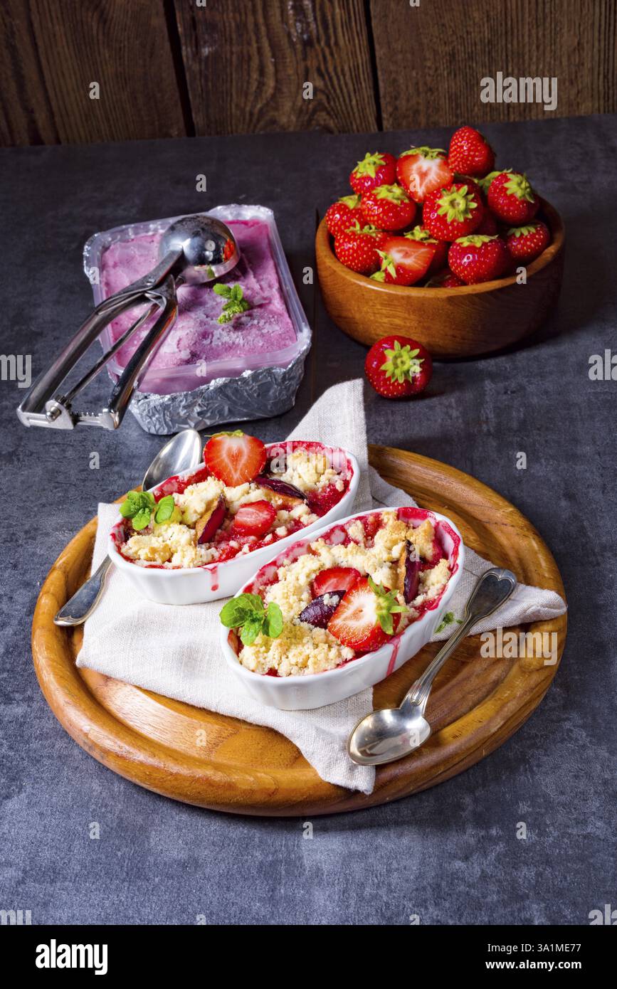 Crostata di fragole con budino alla vaniglia e gelato Foto Stock