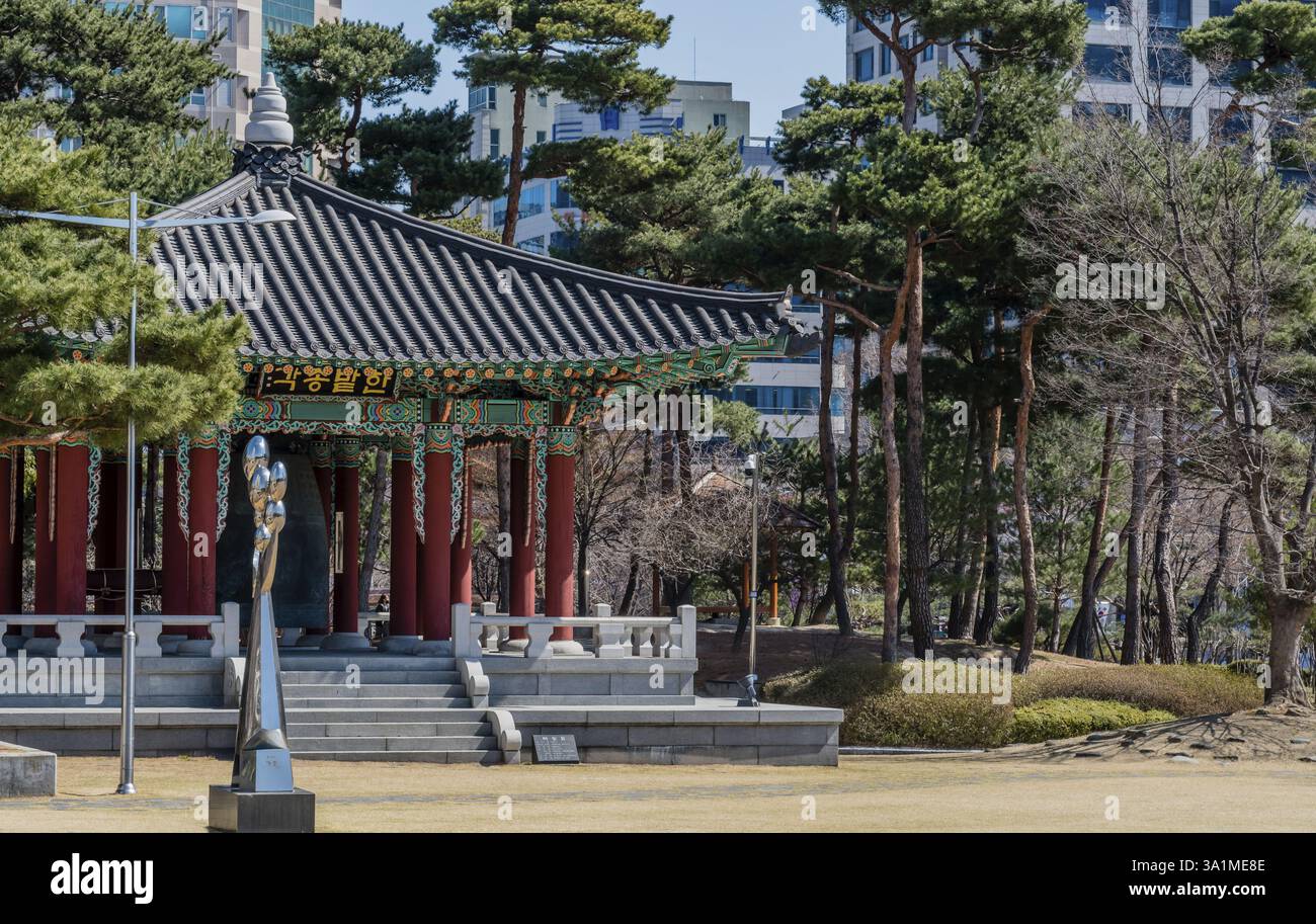 Daejeon, Corea del Sud, 16 marzo 2020: Scultura d'argento accanto alla campana cerimoniale nel padiglione orientale nel parco cittadino situato a Dunsan Dong. Artista unkNAwn Foto Stock