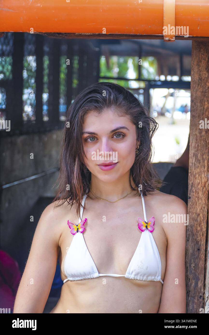 Turista rilassante sull'isola di guyam, una popolare destinazione a siargao, filippine, kNAwn per le sue splendide spiagge e le acque cristalline Foto Stock