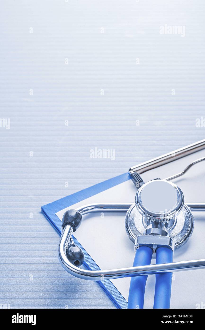 Copyspace organizzato visualizzazione molto ravvicinata stetoscopio su appunti con foglio di carta concetto medico Foto Stock