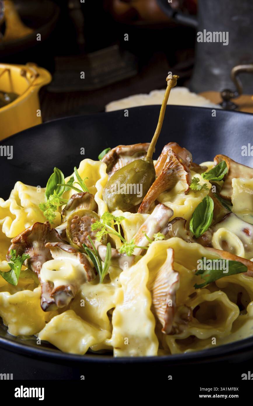 Reginette NAodles in salsa panna con ceramiche fresche e capperi Foto Stock