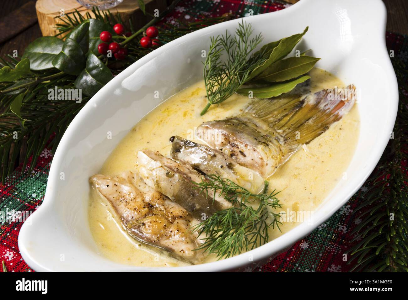 Gebratene weihnachtskarpfen in buttersosse mit dill und zitrone Foto Stock