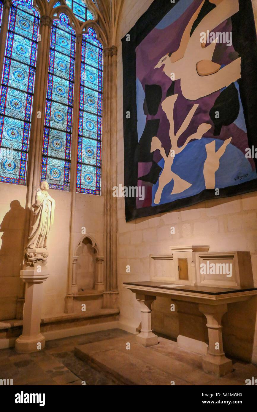 Parigi Francia, 6 marzo 2025. Notre Dame de Paris, arazzo dell'ordine degli uccelli di Georges Braque nella Cappella Salomon Foto Stock