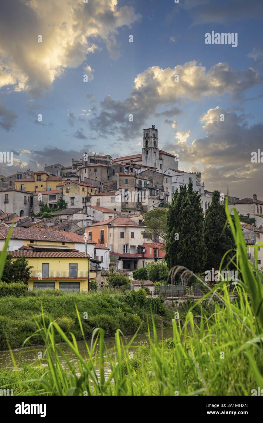 La sera è un bellissimo vecchio villaggio di montagna. Città paNArama al tramonto Polla, Italia, Europa Foto Stock