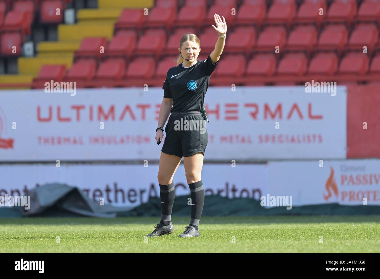 LONDRA Regno Unito - 9 marzo 2025: Arbitro Laura Van Lier durante il Barclays Women's Championship match tra Charlton Athletic Women e Blackburn Rovers alla Valley di Londra. Accreditare Keith Gillard/Alamy Live News Foto Stock