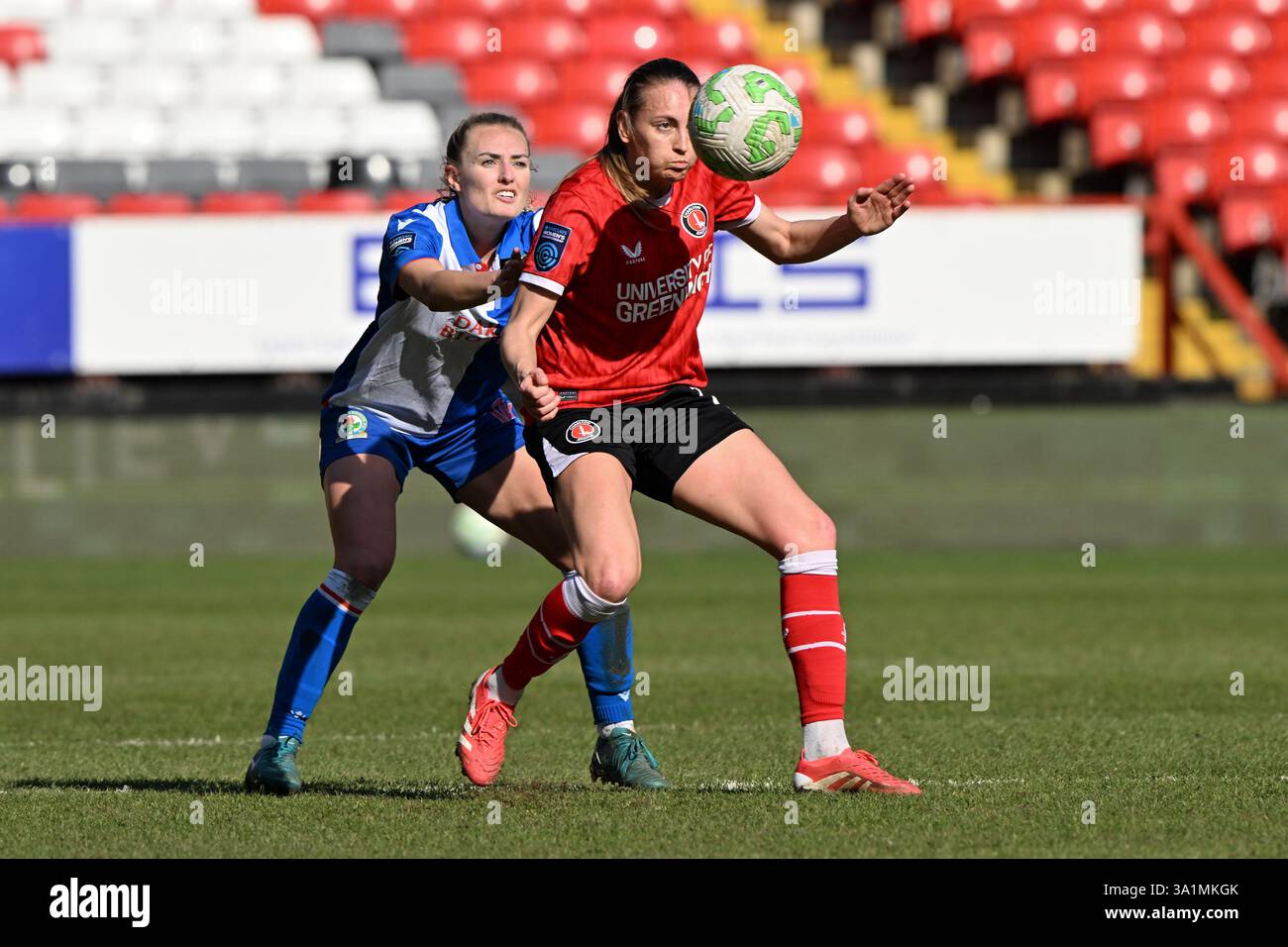 LONDRA Regno Unito - 9 marzo 2025: Kayleigh Barton di Charlton Athletic Women è osservata da vicino da Rachel Dugdale di Blackburn Rovers Women durante il Barclays Women's Championship Match alla Valley di Londra. Accreditare Keith Gillard/Alamy Live News Foto Stock
