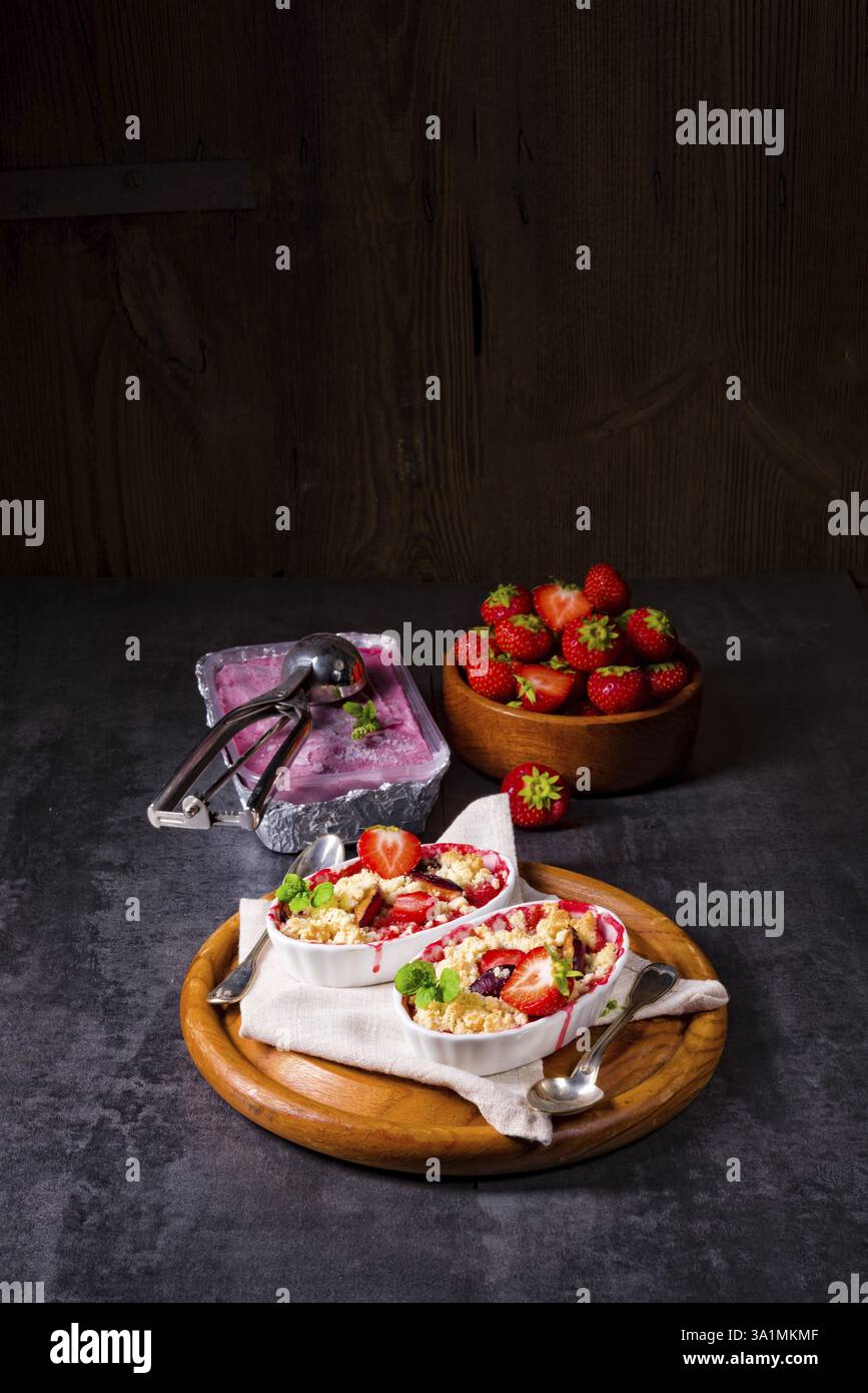 Crostata di fragole con budino alla vaniglia e gelato Foto Stock