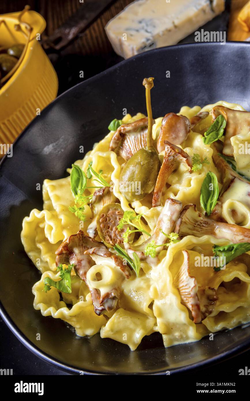 Reginette NAodles in salsa panna con ceramiche fresche e capperi Foto Stock