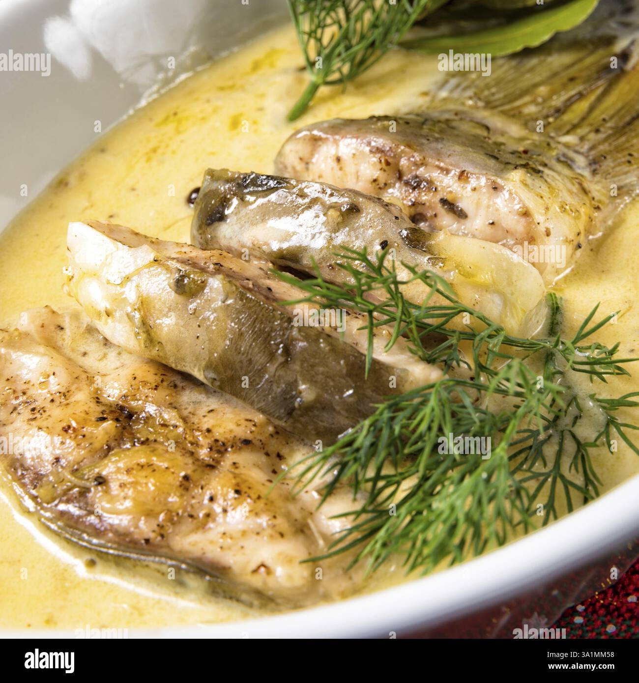 Gebratene weihnachtskarpfen in buttersosse mit dill und zitrone Foto Stock