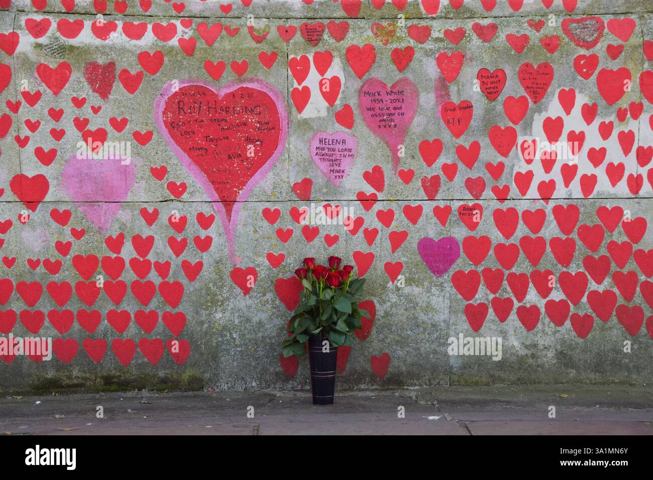 Londra, Regno Unito. 9 marzo 2025. I fiori sono lasciati accanto al National Covid Memorial Wall, che segna i cinque anni di Covid-19. Credito: SOPA Images Limited/Alamy Live News Foto Stock