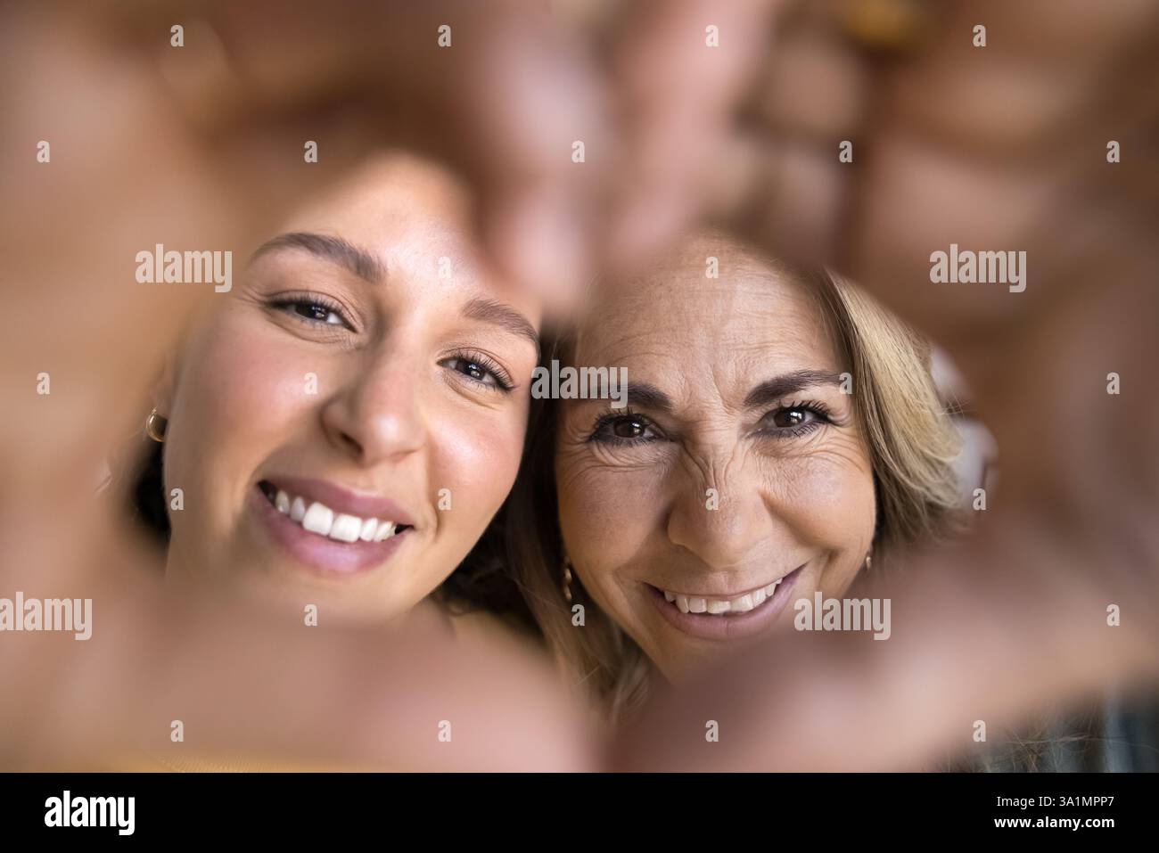Famiglia che mostra il simbolo del cuore della fotocamera con le dita unite Foto Stock