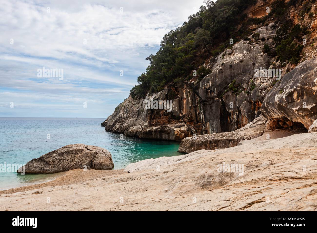 Cala Goloritze. Bellissima spiaggia sulla costa orientale della Sardegna. Mare Mediterraneo cristallino e scogliere del Golfo di Orosei. Foto Stock