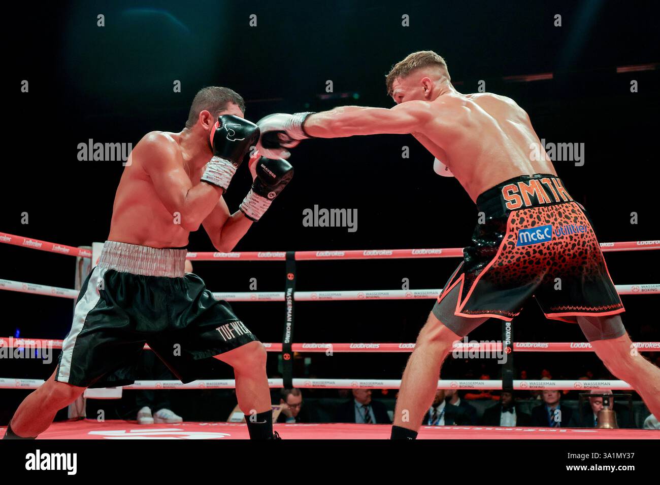 Brighton Centre, Brighton, città di Brighton & Hove, East Sussex, Regno Unito. CODiE Smith (Hull, Regno Unito) vs Jose Perez (Costa Rica) ha partecipato a una gara di super pesi piuma in 6 X 3 minuti al Brighton Centre sull'undercard Harlem Eubank vs Tyrone McKenna. Il concorso è stato vinto da Codie Smith in base a una decisione a punti dell'arbitro. David Smith/Alamy 7 marzo 2025 crediti: David Smith/Alamy Live News Foto Stock