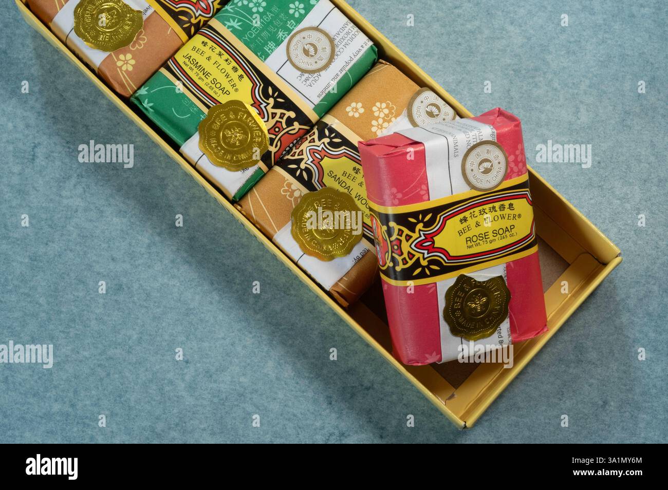 La confezione regalo di sapone "Bee & Flower" è profumata con fragranze orientali tradizionali. Foto Stock