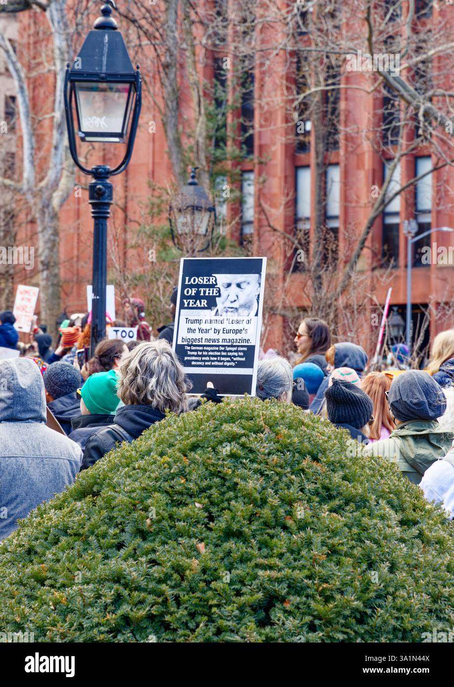 PERDENTE DELL'ANNO - manifestazione della giornata internazionale della donna e marzo, 8 marzo 2025. Foto Stock