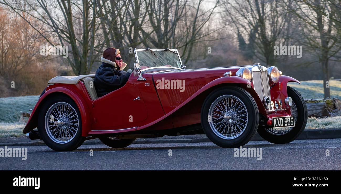 Stony Stratford, Regno Unito - 2 marzo 2025: 1949 rossa MG Classic car che guida su una strada britannica. Foto Stock