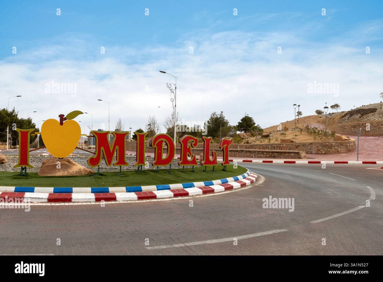 Midelt, situata tra le catene montuose del Medio e dell'alto Atlante, si trova sulla strada principale da FES a Errachidia in Marocco. Foto Stock