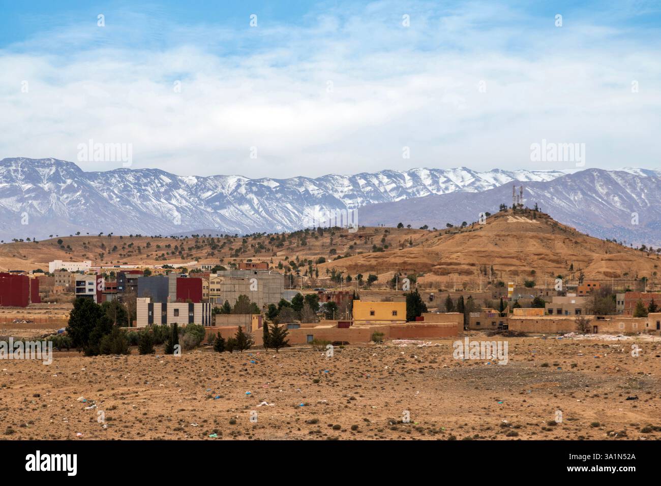 Midelt, situata tra le catene montuose del Medio e dell'alto Atlante, si trova sulla strada principale da FES a Errachidia in Marocco. Foto Stock