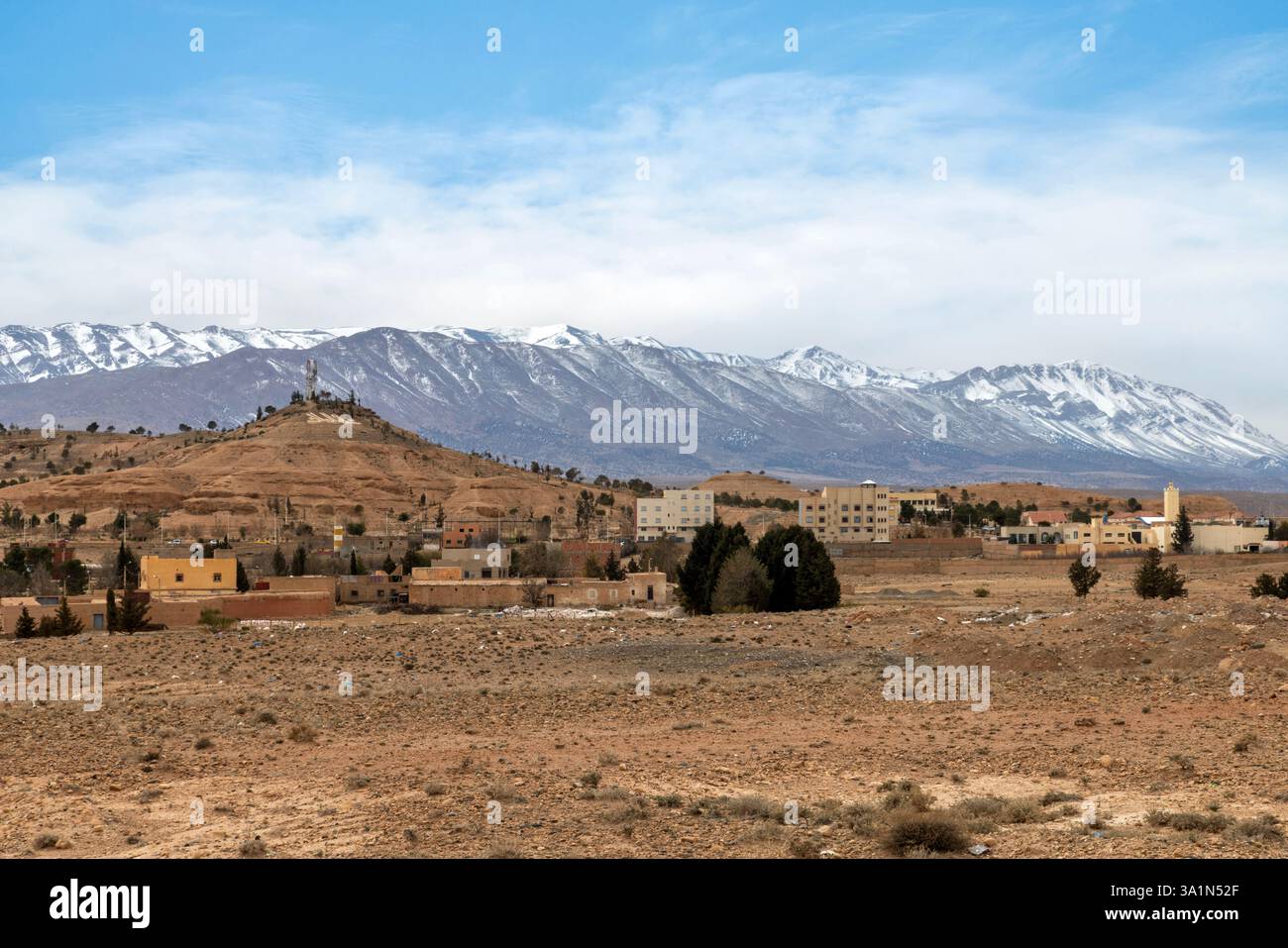 Midelt, situata tra le catene montuose del Medio e dell'alto Atlante, si trova sulla strada principale da FES a Errachidia in Marocco. Foto Stock