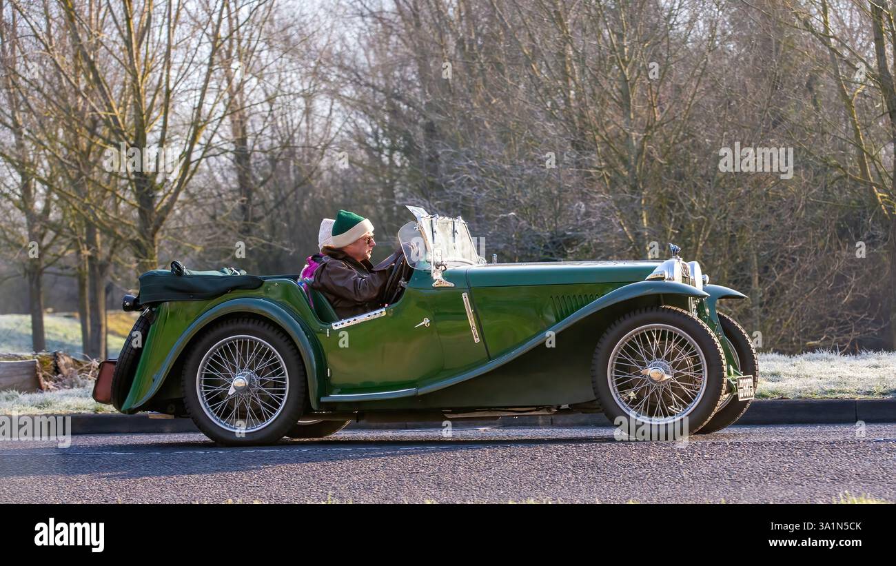 Stony Stratford, Regno Unito - 2 marzo 2025: 1935 auto d'epoca MG verde su una strada britannica. Foto Stock