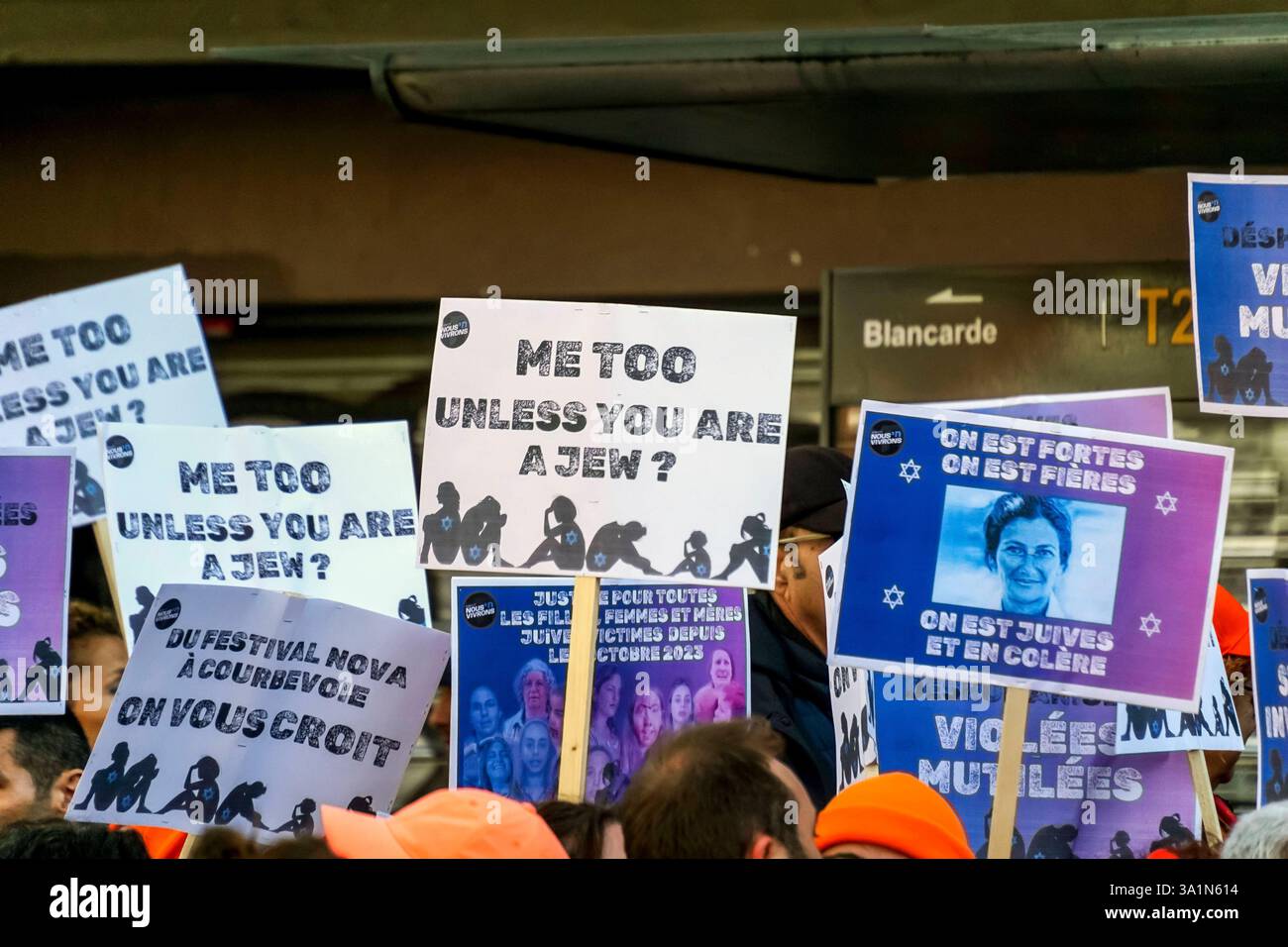 Gruppo jüdischer Frauen, Die der Opfer vom 7. Oktober gedenken 20250308cd715 Auseinandersetzung, banner, blocco, dimostrazione, Emotionen, Fahnen, Forderungen, Freiheit, Frauenrechte, Frontlinie, Gegenüberstellung, Gerechtigkeit, Gruppe, Konflikt, Konfrontation, Kundgebung, Menschenrechte, Opfer, Parolen, Partei, Plakate, Polizei, Polizeikette, protesta, Protestierende, Sicherheitskräfte, Solidarität, Spannung, Straßenprotest, Trauer, Versammlung, Widerstand, Wut, Zusammenstoß aggressiv, angespannt, aufgeladen, chaotisch, entschlossen, emotivo, energisch, engagiert, ernst, expressiv, furcht Foto Stock