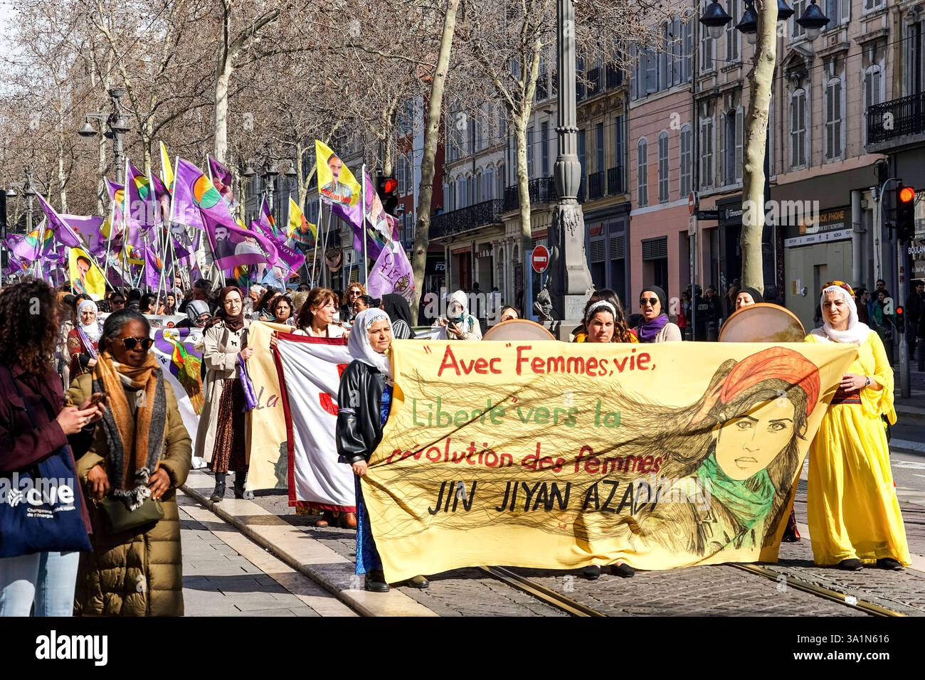 Kurdische Frauen demonstrieren a Marsiglia zum Internationalen Frauentag 20250308cd708 Internationaler Frauentag, Marsiglia. Kurdische Frauen Banner, dimostrazione, Empowerment, Fahnen, Freiheit, Frauenbewegung, Frauenrechte, Gemeinschaft, Gerechtigkeit, Gleichberechtigung, gruppo, Hoffnung, Internationalität, Kampf, Kultur, Kundgebung, Menschenrechte, Mut, Parolen, Partei, protesta, slogan, Solidarität, Straßenprotest, Stärke, Tradition, trasparente, Unabhängigkeit, Vielfalt, Widerstand, Wut, Zusammenhalt, Zukunft aktiv, bestimmt, bunt, deutlich, engagiert, entschlossen, farbenfroh, friedli Foto Stock