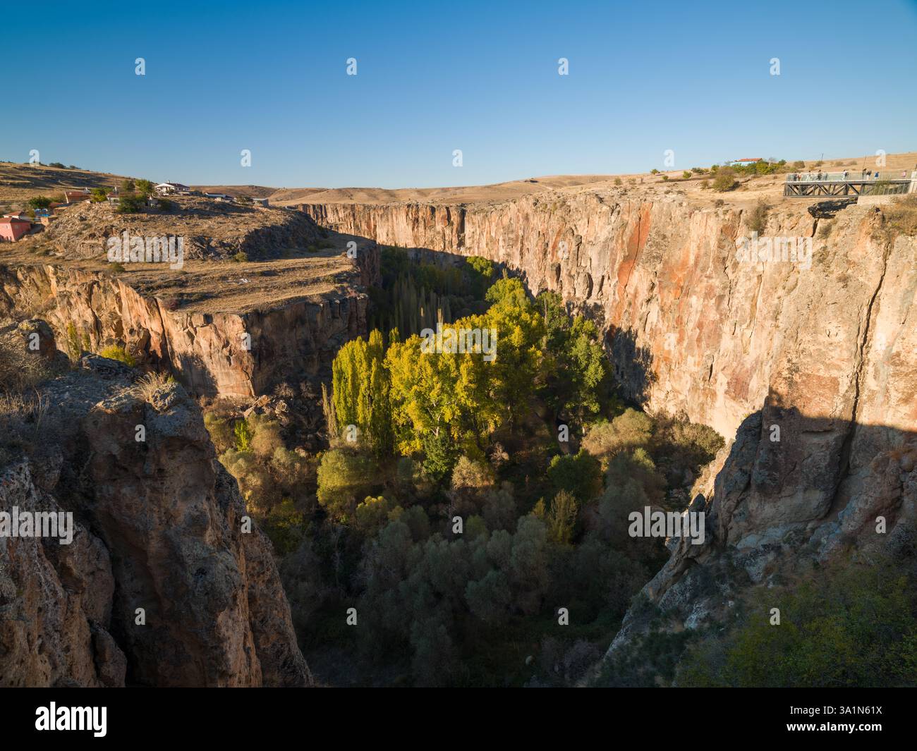Città di Ihlara ( turca; Ihlara vadisi ) terrazza panoramica della valle di Ihlara. Simboli turistici della Turchia. Provincia di Aksaray Foto Stock