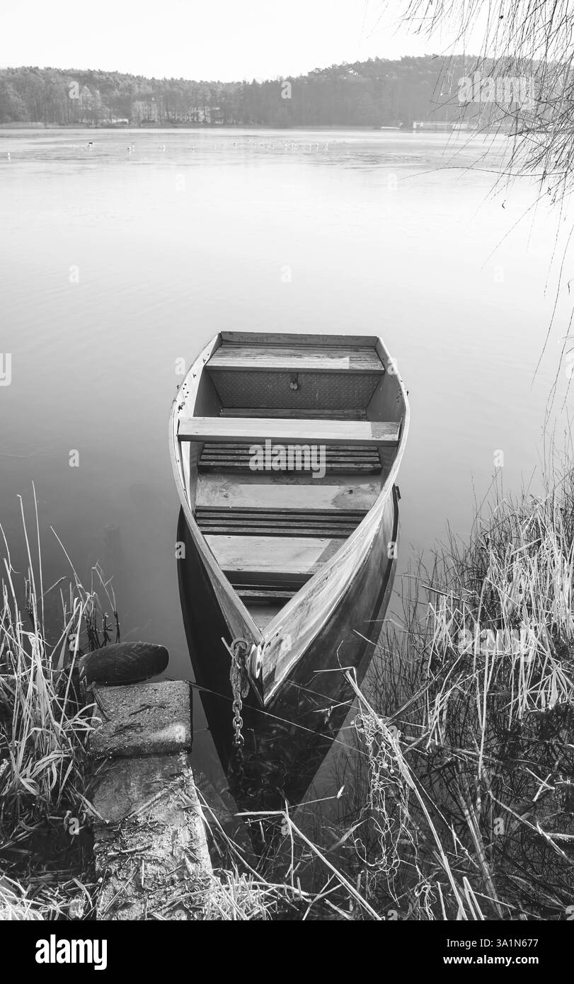 Una piccola barca da pesca sulla riva di un lago, Barlinek, Polonia. Foto Stock
