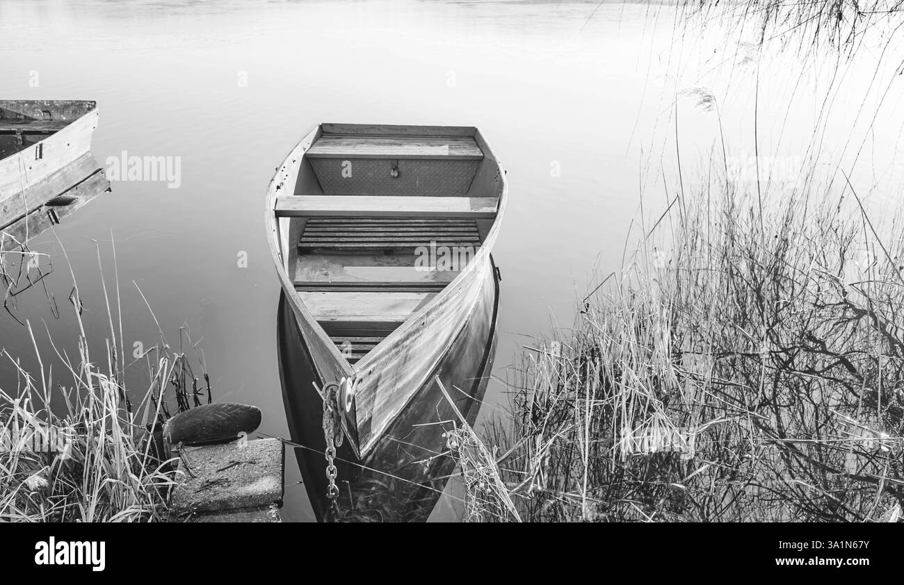 Una piccola barca sulla riva di un lago, Barlinek, Polonia. Foto Stock