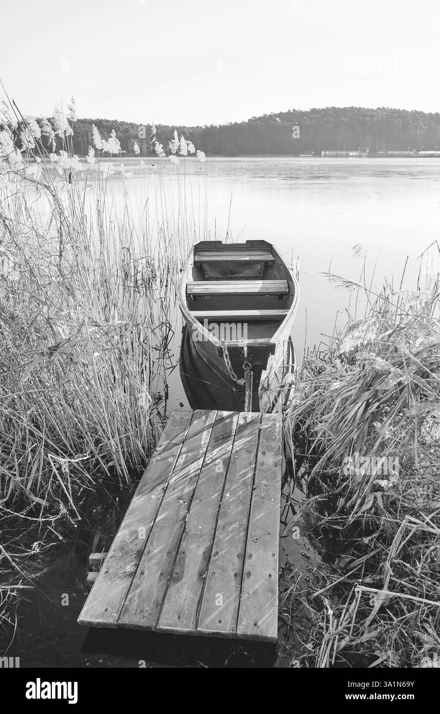Una piccola barca da pesca sulla riva di un lago, Barlinek, Polonia. Foto Stock