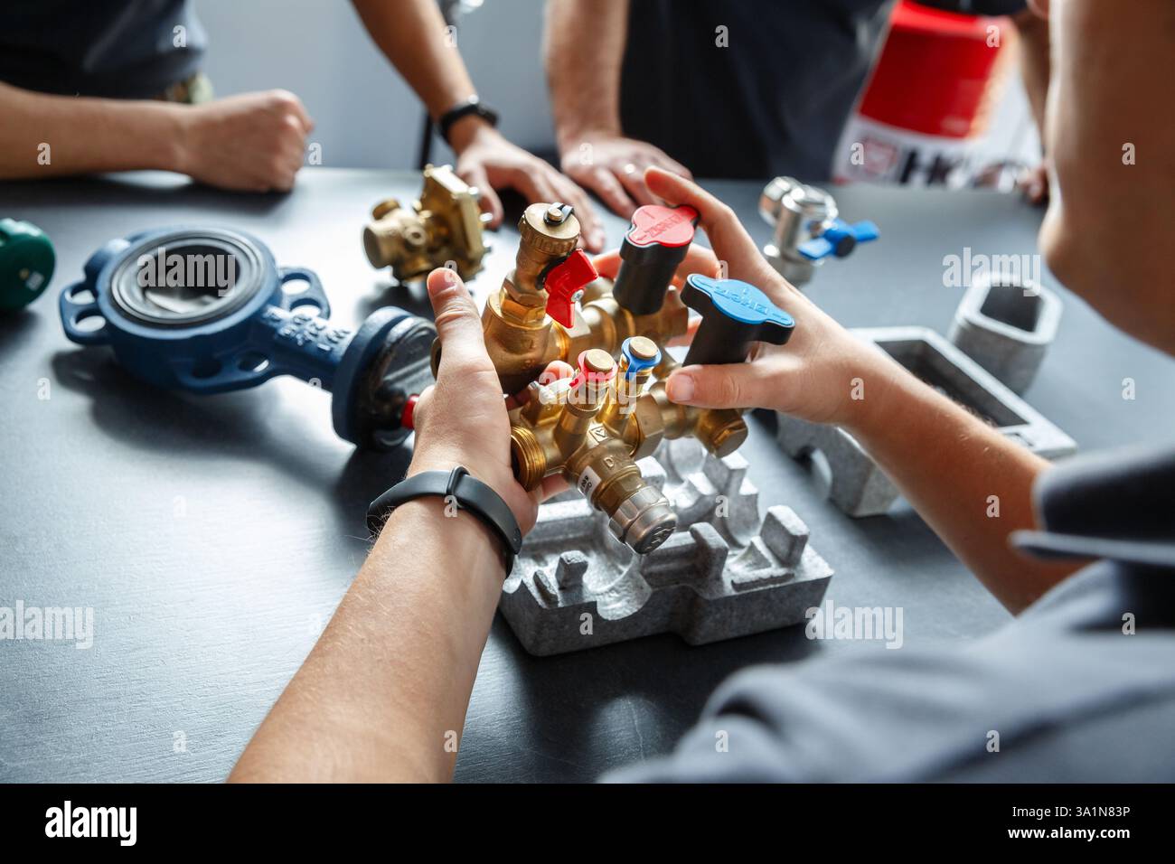 KIEV, UCRAINA - marzo 9,2025: Primo piano delle attrezzature idrauliche Herz nelle mani di Technisian Foto Stock