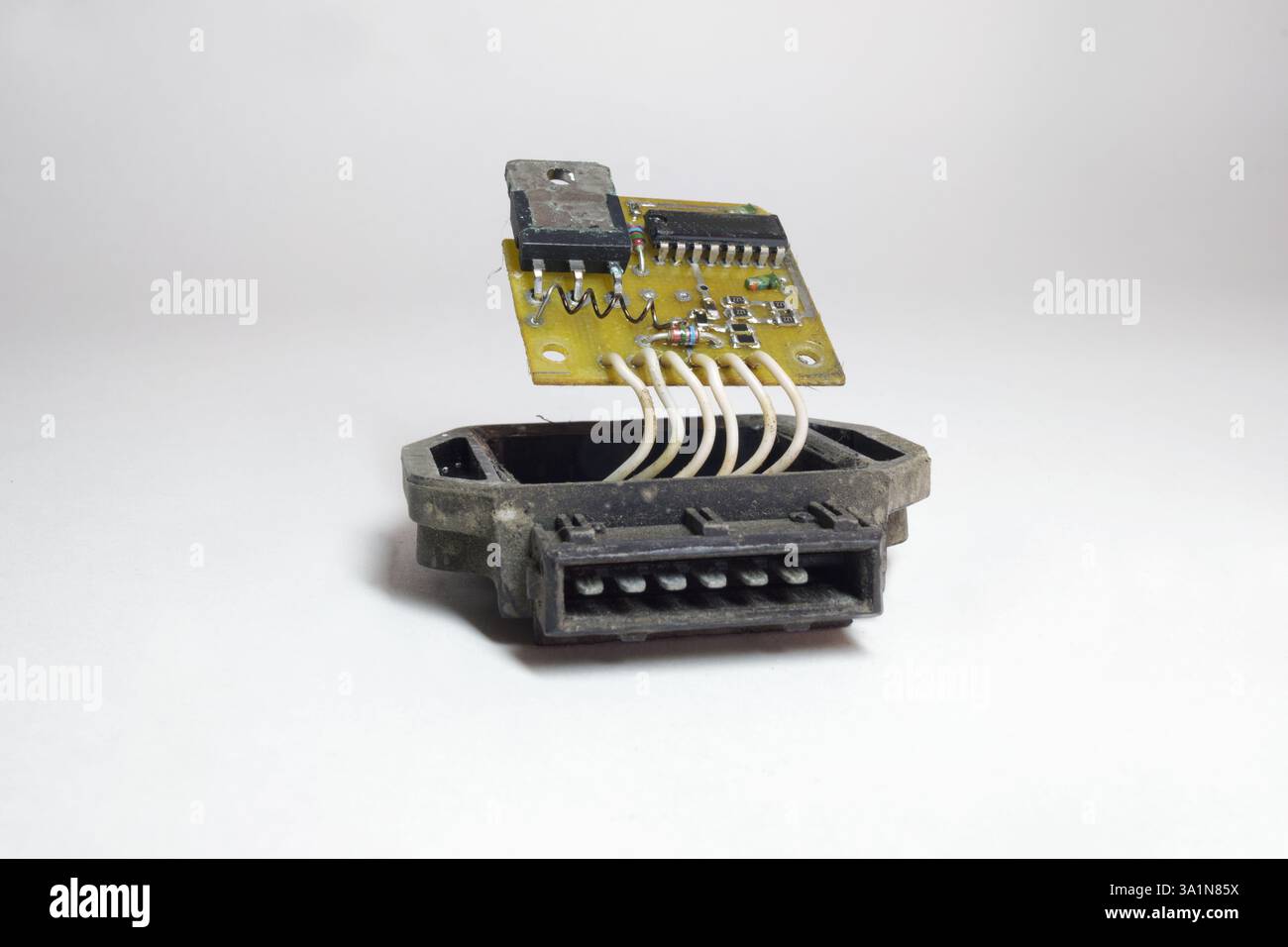 modulo di controllo dell'accensione elettronico, smontato. Scheda elettronica, collegata con fili ai pin del terminale Foto Stock