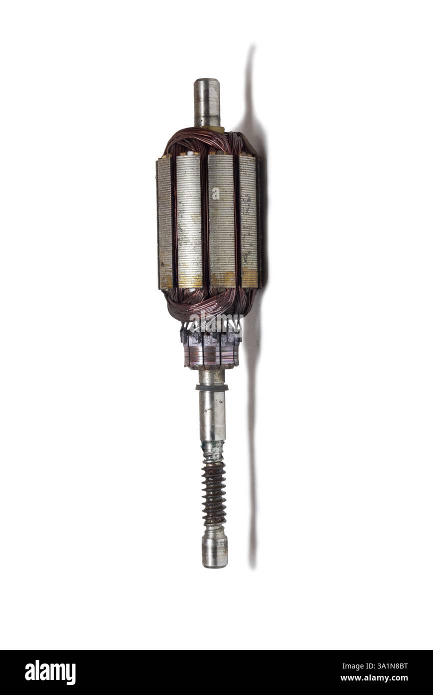 Armatura del motorino tergicristalli dell'auto, motorino CC a magnete permanente. albero in acciaio con filettatura vite senza fine per ingranaggi rotanti. su sfondo bianco Foto Stock