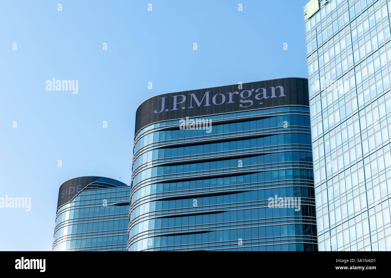 Hong Kong. Cina- 02.15.2025. Il cartello con il nome su un edificio di uffici di J.P. Morgan, una delle principali istituzioni finanziarie americane. Foto Stock