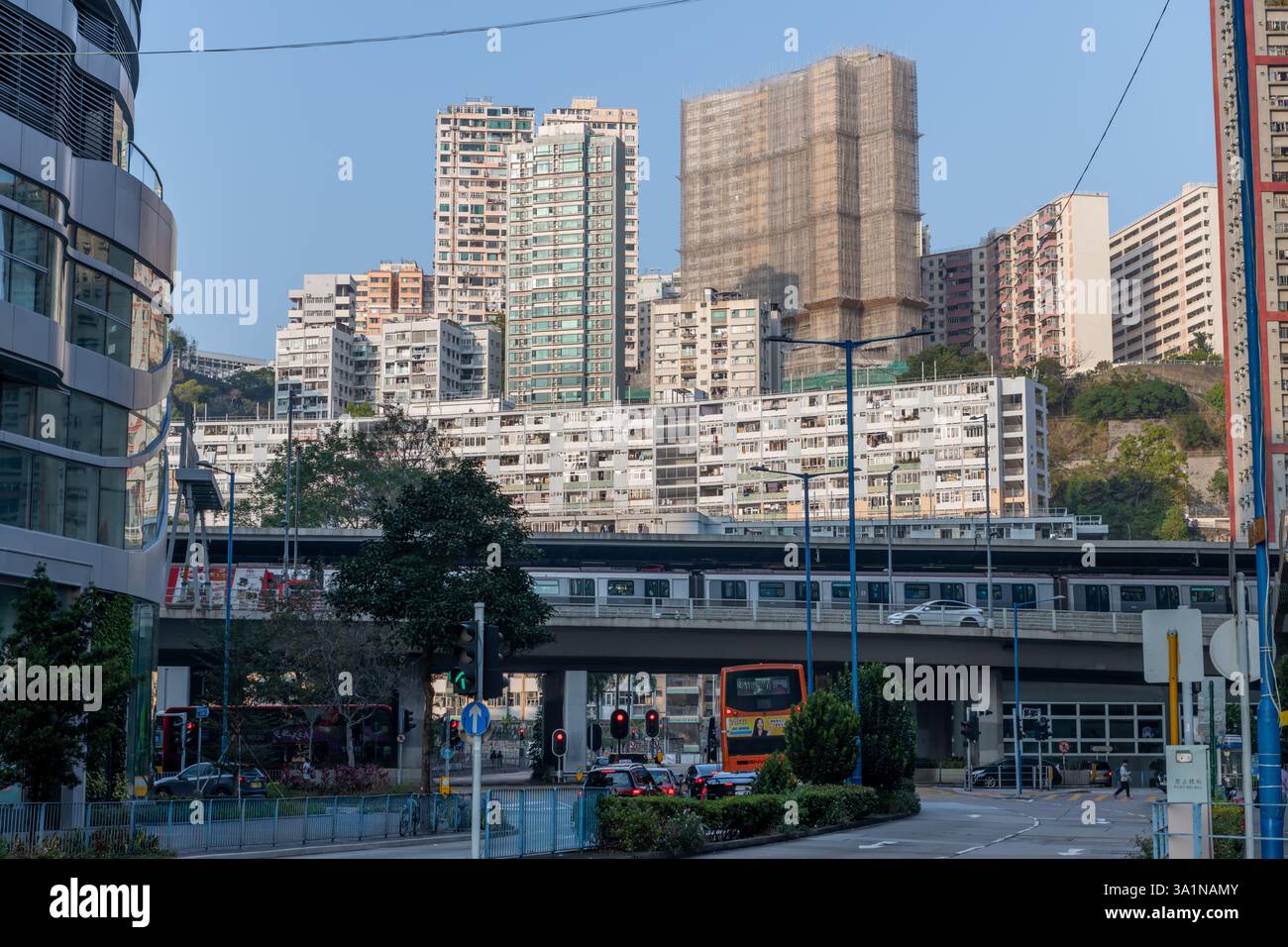 Hong Kong. Cina- 02.15.2025. Una vista generale della strada di Kwun Tong a Kowloon Est mostra alti edifici abitativi, strade, trasporto ferroviario e sopraelevato Foto Stock