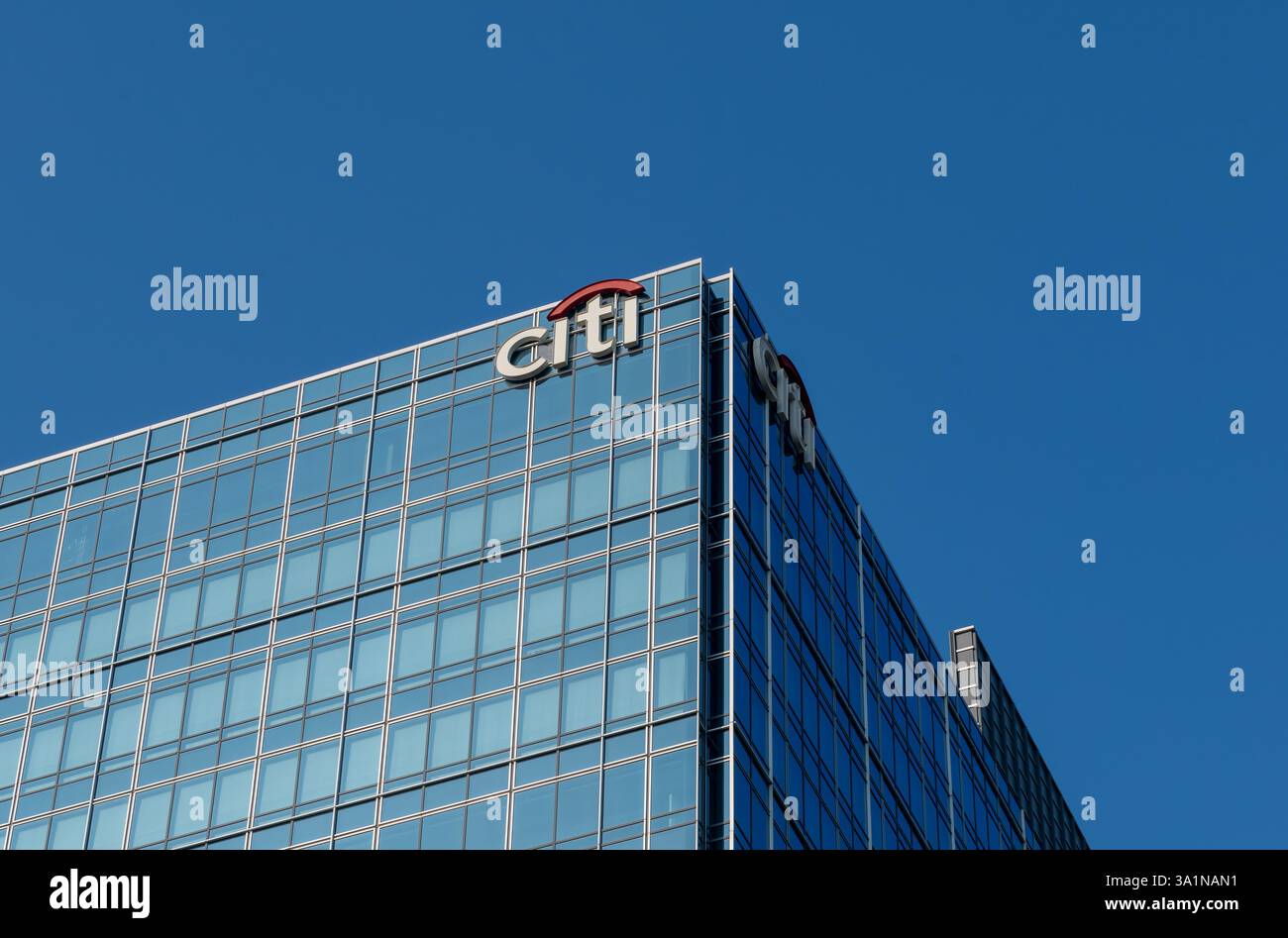 Hong Kong. Cina- 02.15.2025. Il cartello con il nome su un edificio per uffici della banca multinazionale americana di investimenti Citigroup Inc Foto Stock