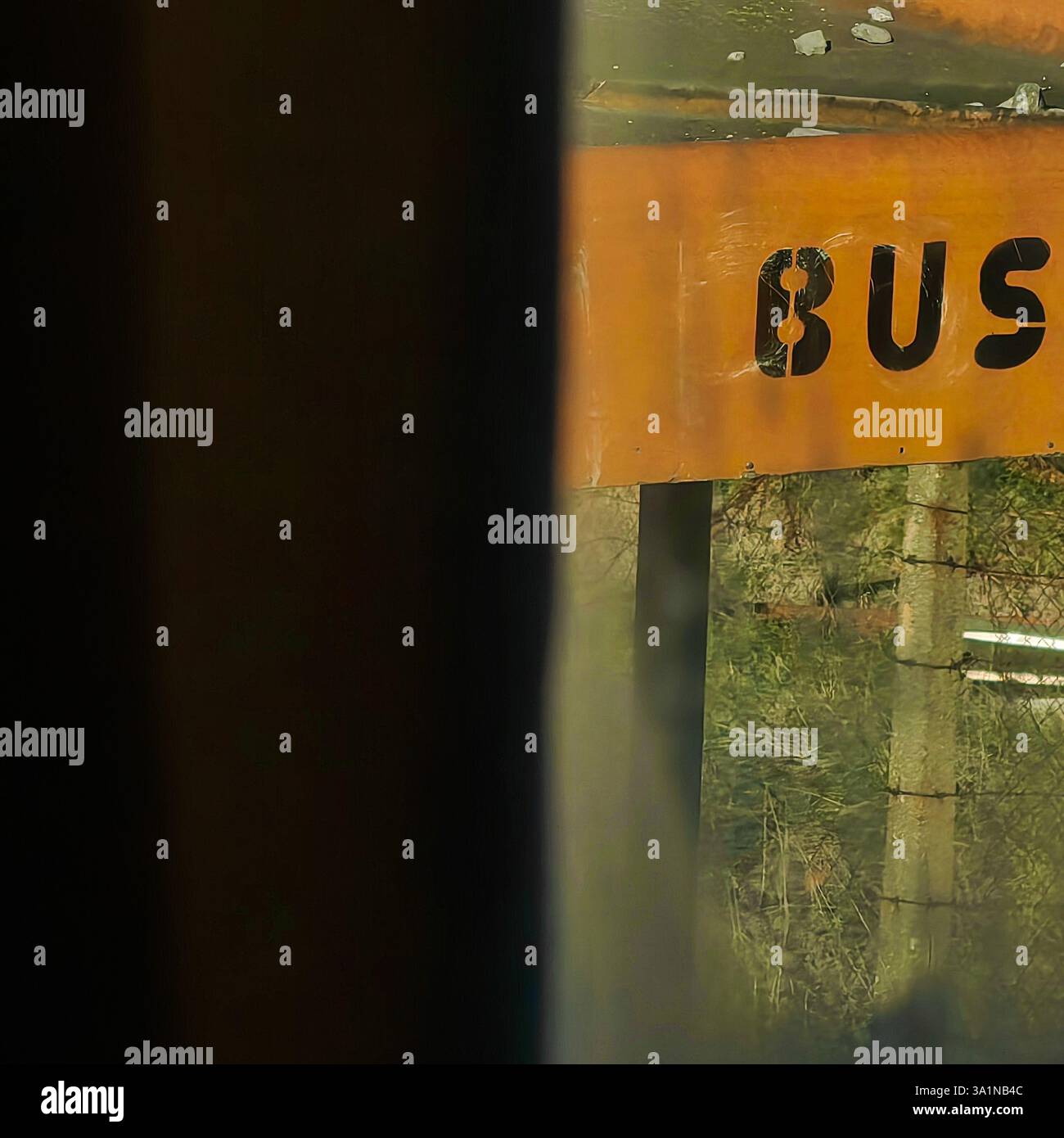 Fermata DELL'AUTOBUS: Scritta nera minimalista in Urban Space Foto Stock