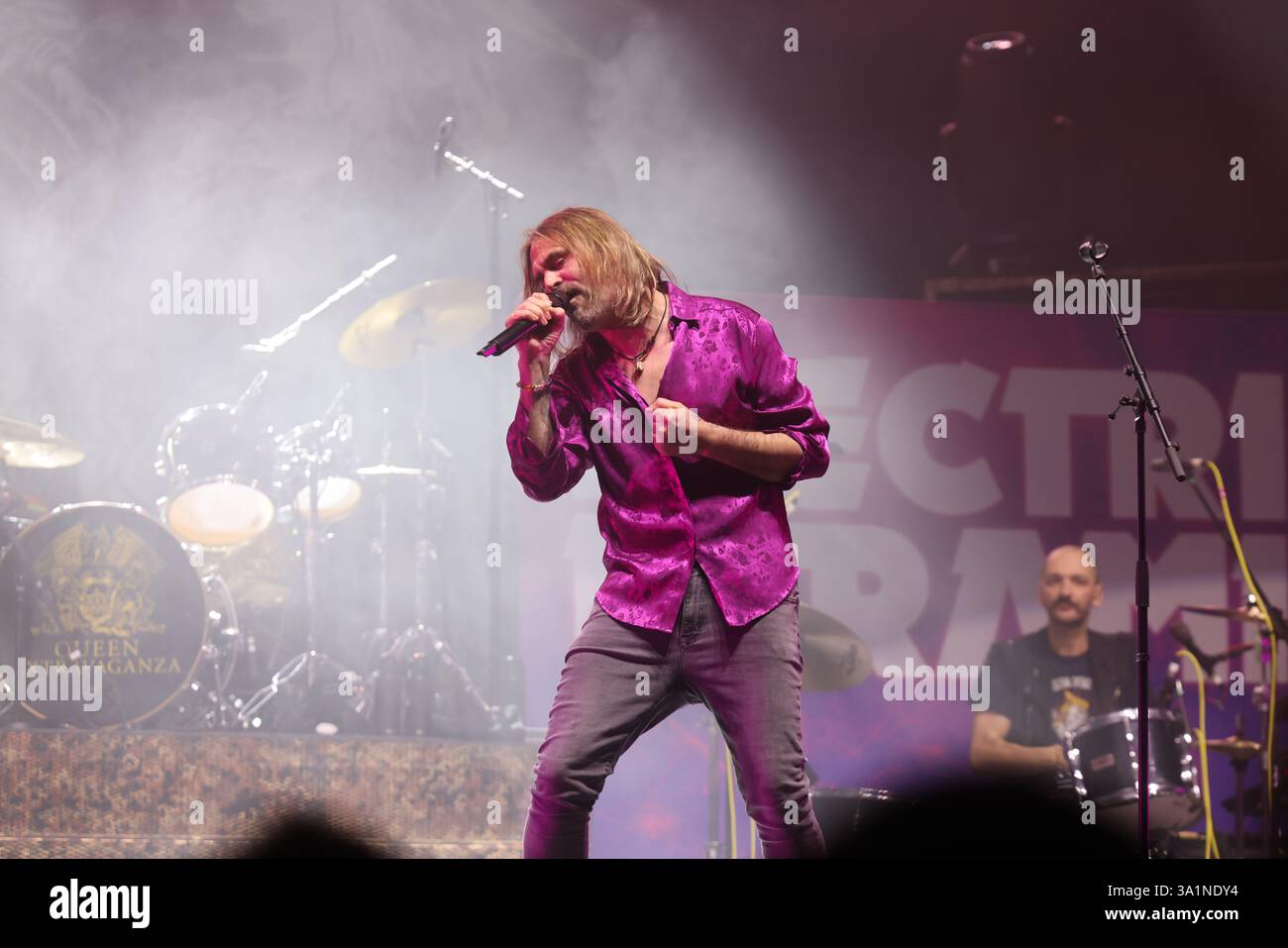 Il gruppo musicale internazionale Electric Pyramid e la loro cantante Ol Beach si esibiscono dal vivo allo Zenith di Limoges, in Francia. Credito fotografico: HM Images/Alamy. Foto Stock