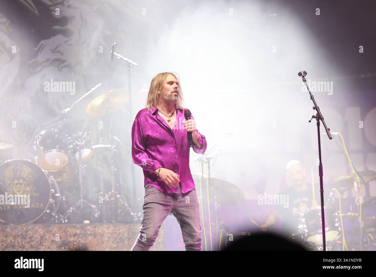 Il gruppo musicale internazionale Electric Pyramid e la loro cantante Ol Beach si esibiscono dal vivo allo Zenith di Limoges, in Francia. Credito fotografico: HM Images/Alamy. Foto Stock