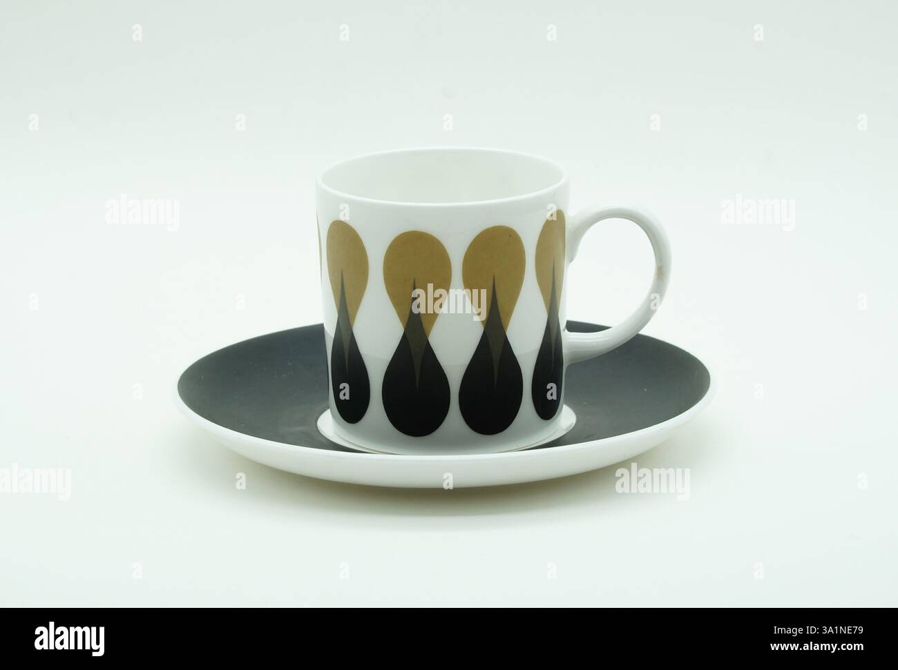 Susie Cooper Design, tazza da caffè e piattino con motivo Diablo, circa1969 Foto Stock Susie Cooper Design, tazza da caffè e piattino con motivo Diablo, circa1969 Foto Stock