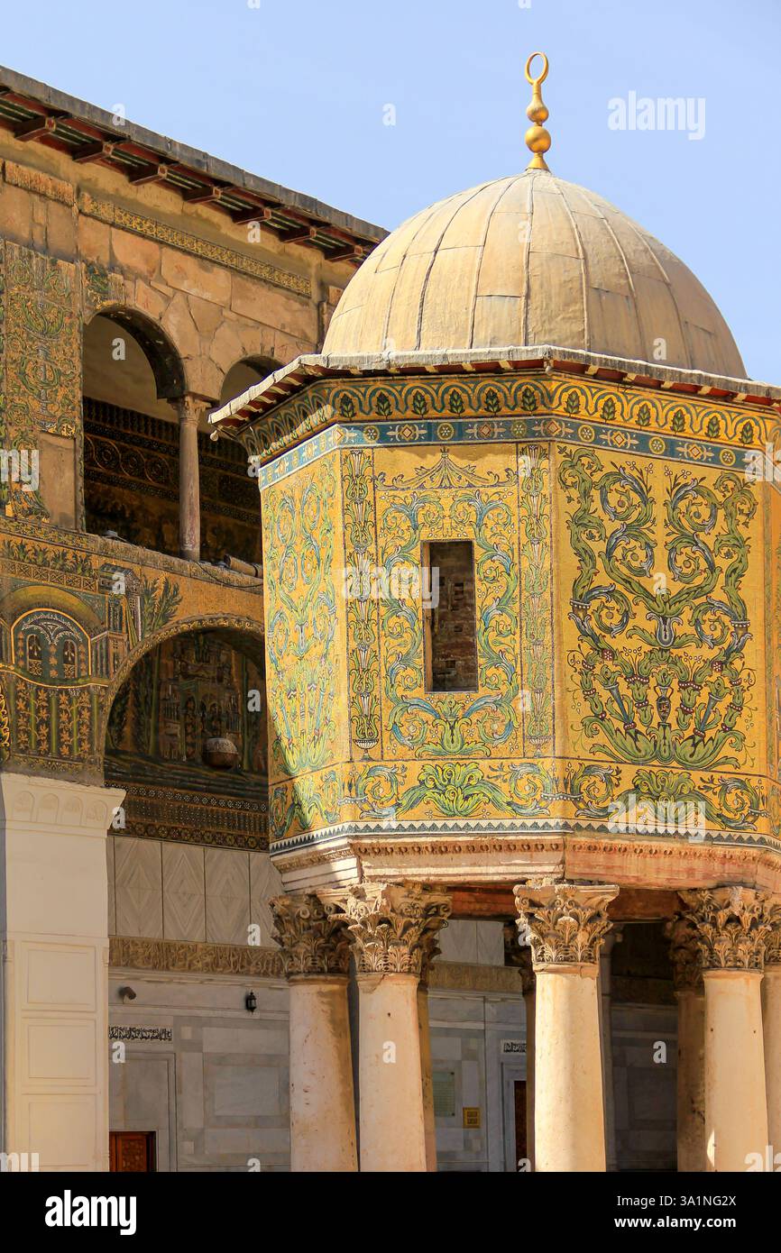 Antico dettaglio architettonico del patrimonio mediorientale che mostra una cupola dorata e intricati motivi a mosaico, che enfatizzano l'arte e la cultura della t Foto Stock