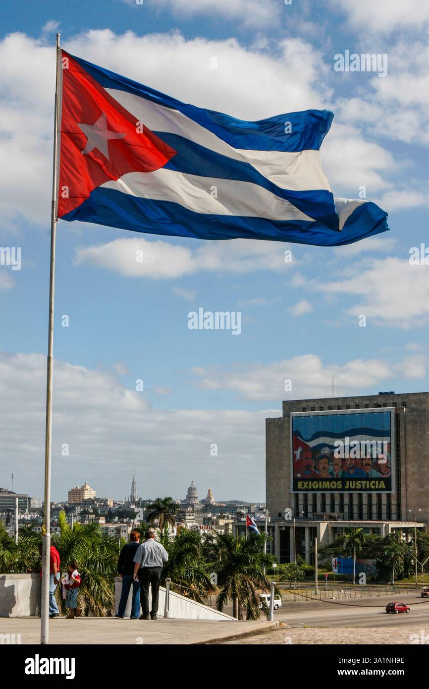 Jose Marti National Library, con la bandiera cubana che sventola nella brezza, l'Avana, Cuba Foto Stock