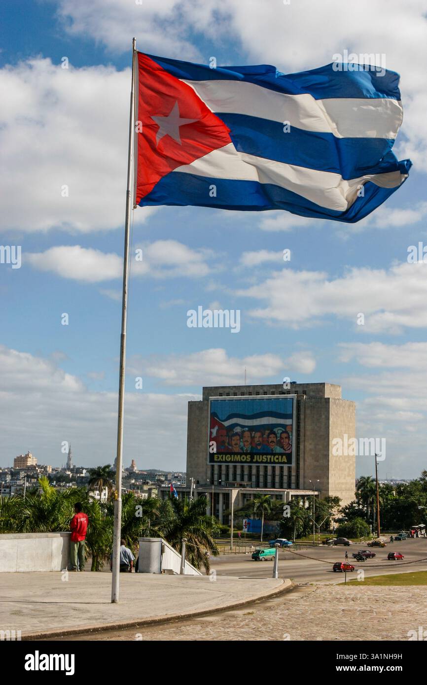 Jose Marti National Library, con la bandiera cubana che sventola nella brezza, l'Avana, Cuba Foto Stock
