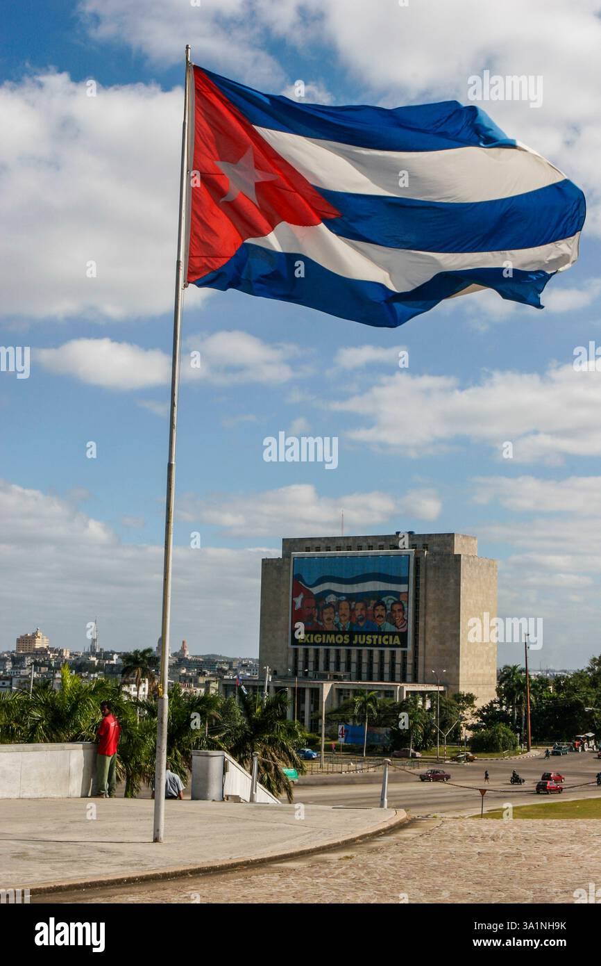 Jose Marti National Library, con la bandiera cubana che sventola nella brezza, l'Avana, Cuba Foto Stock