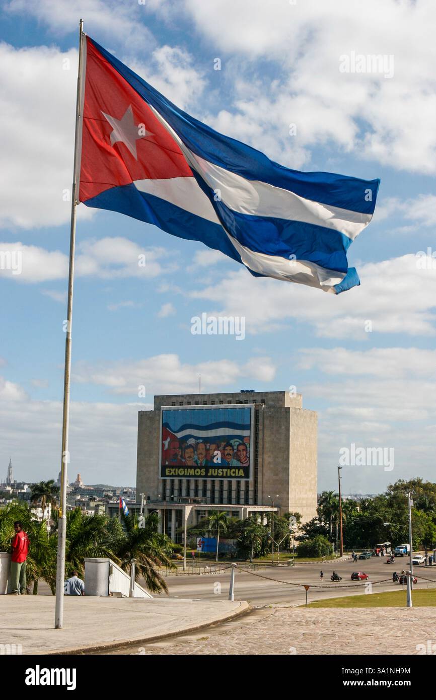 Jose Marti National Library, con la bandiera cubana che sventola nella brezza, l'Avana, Cuba Foto Stock